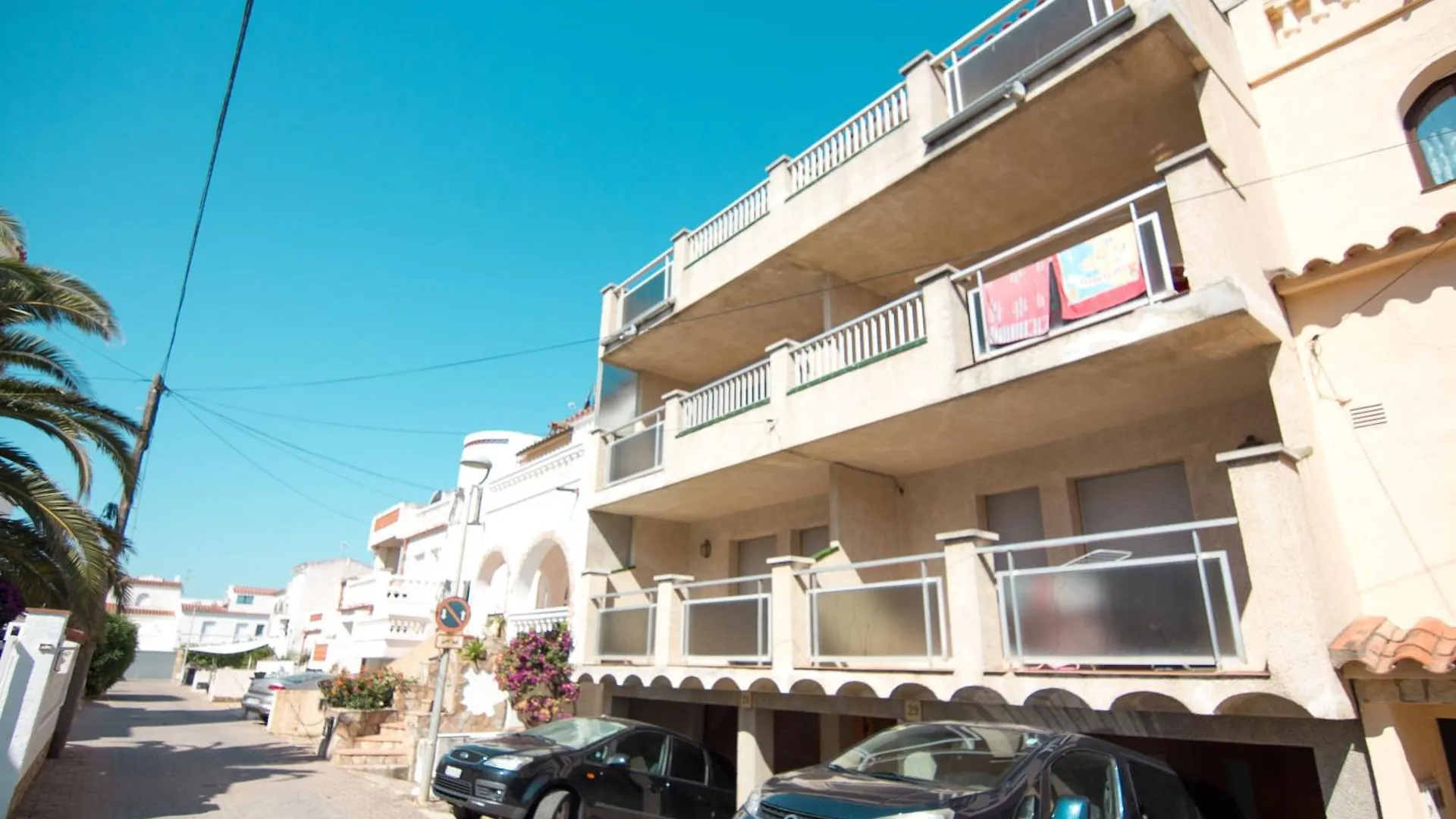 דירות אמפוריבראבה Edificio La Sardana