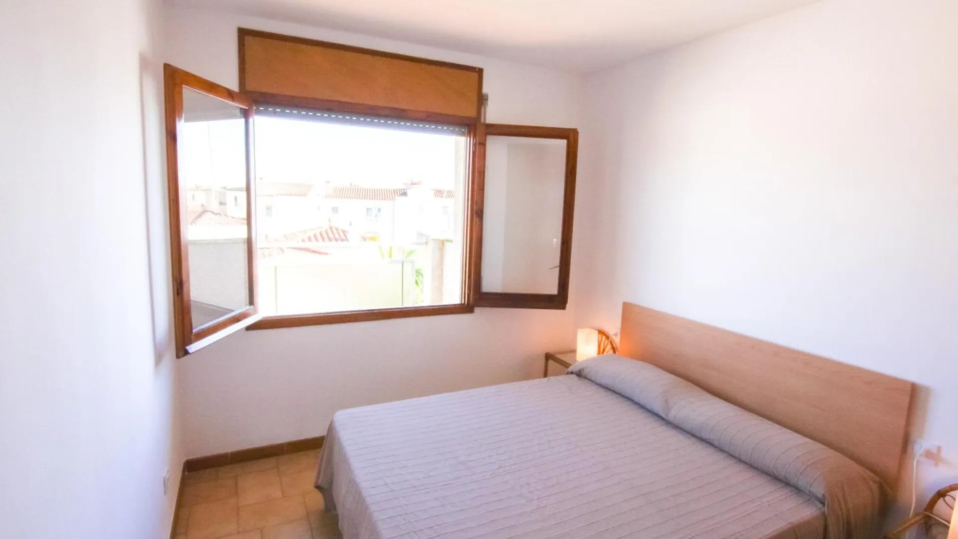 דירות אמפוריבראבה Edificio La Sardana 0*,  ספרד